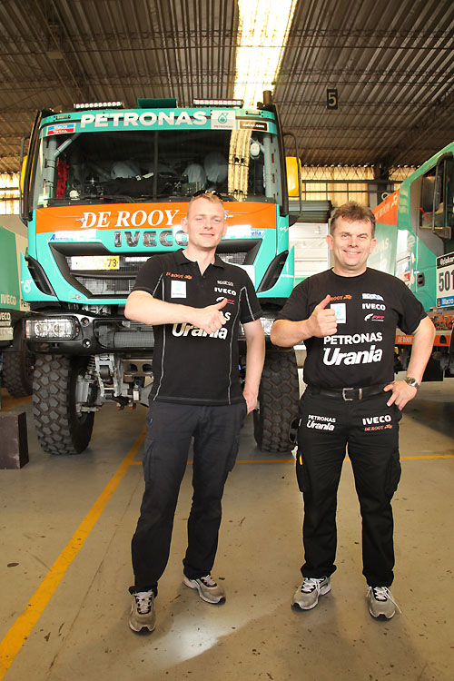 Dakar 2014: Trucks van Team de Rooy door keuring: Jan de Rooy nog onderweg